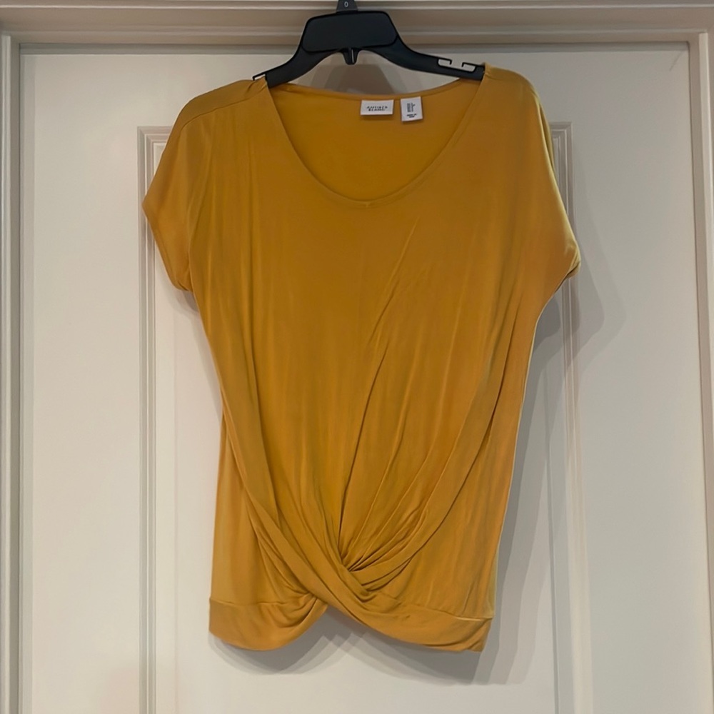 Shirt sleeve tshirt with knot gathering